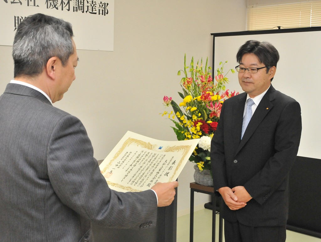 新日鐵住金株式会社殿機材調達部よりパートナー表彰 金賞を受賞し、表彰を受けている写真